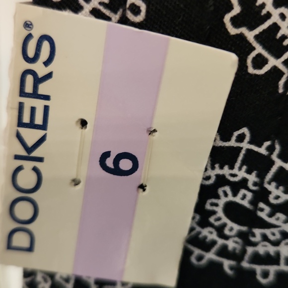 Dockers, NWT, Women's Skorts, Size 6, Black with White Paisley design - Picture 4 of 10